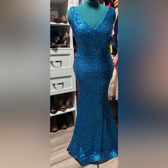 Dress - Picture 2 of 6